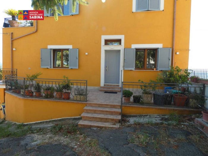Casa quadrilocale in vendita in Piazza Niccolò II, Montopoli In Sabina, Montopoli di Sabina