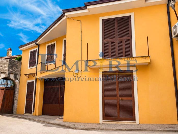 Casa con 6 locali in vendita in Via Vittorio Emanuele, Parete