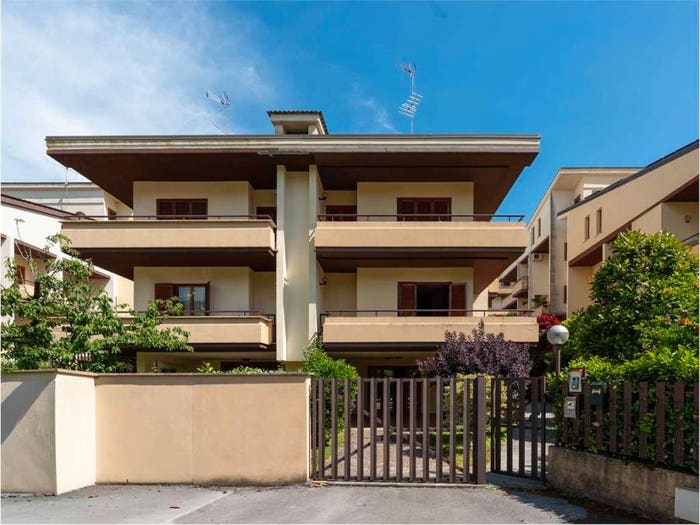 Casa con 6 locali in vendita in VIA FOSSE ARDEATINE, Centro, Frosinone