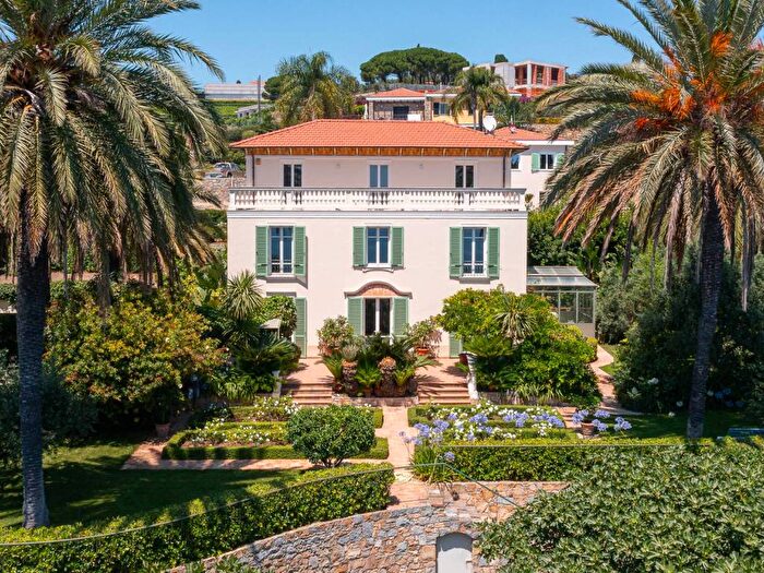 Casa con 5 locali in vendita in Via Villa Vera, Zona Collinare, Bordighera