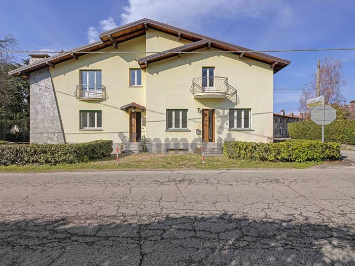 Casa con 6 locali in vendita in Via Reno, LavenoMombello