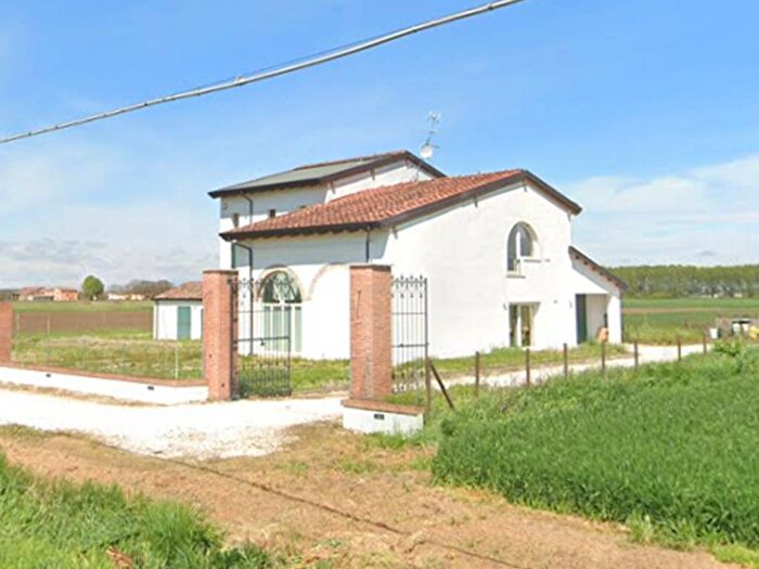Casa con 6 locali in vendita in Via Savazzona, Quistello