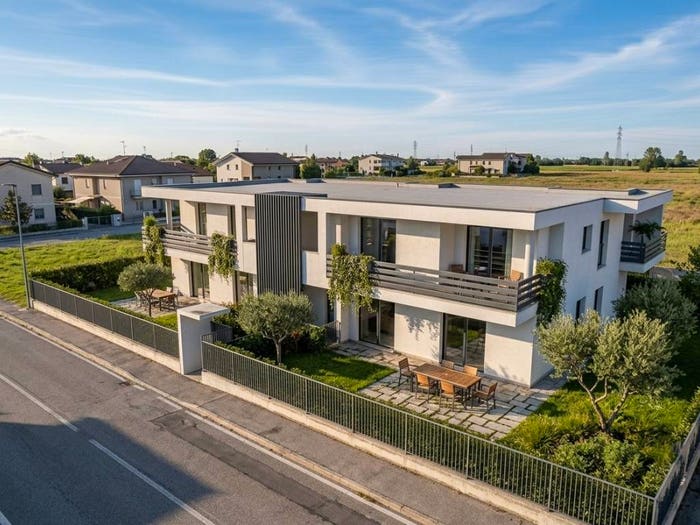 Appartamento quadrilocale in vendita in Via Generale Zamboni, Sandrà, Castelnuovo del Garda