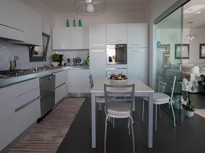 Casa con 6 locali in vendita in Camporosso