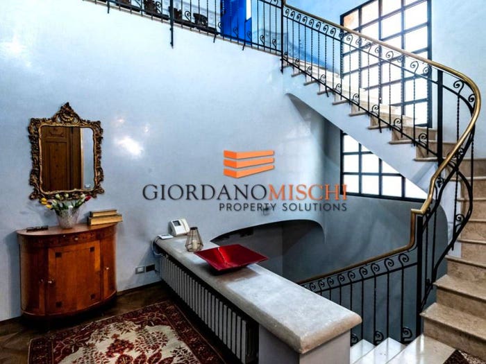 Appartamento con 6 locali in vendita in Via Cesare Battisti, Centro Storico, Bologna