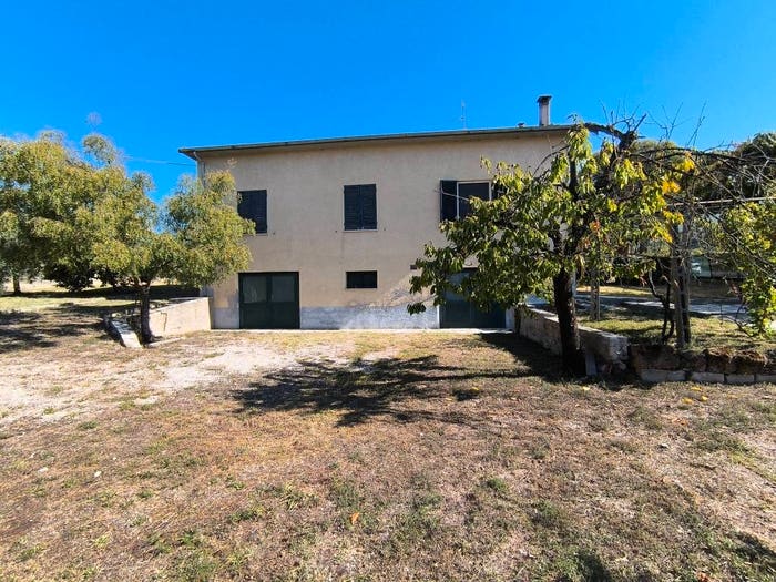 Casa con 6 locali in vendita in Via Faustana, Trevi