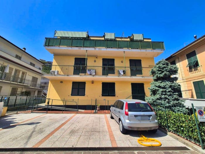 Appartamento quadrilocale in vendita in Via V Annuti, Centro, Casarza Ligure
