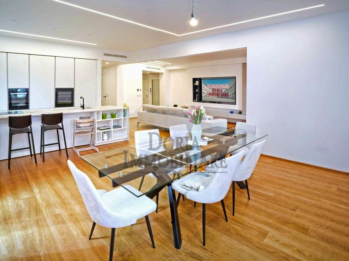 Appartamento con 6 locali in vendita in Via Angelo Carrara, Quarto, Genova