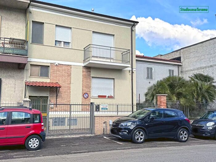 Appartamento quadrilocale in vendita in Viale Francesco Crispi, Centro, Teramo