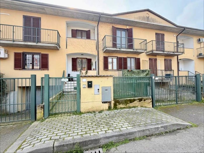 Casa con 5 locali in vendita in Via Volta, Calignano, Cura Carpignano