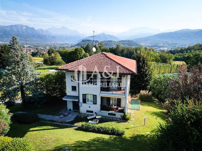 Casa quadrilocale in vendita in Via Sacro Cuore, Centro, Barzago