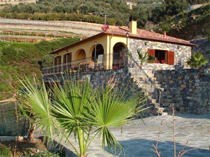 Casa con 6 locali in vendita in Via Fossati, Cipressa