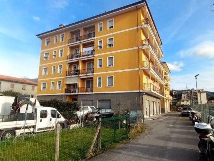 Appartamento quadrilocale in vendita in Piazza Generale Negri di Sanfront, Stadio, Chiavari