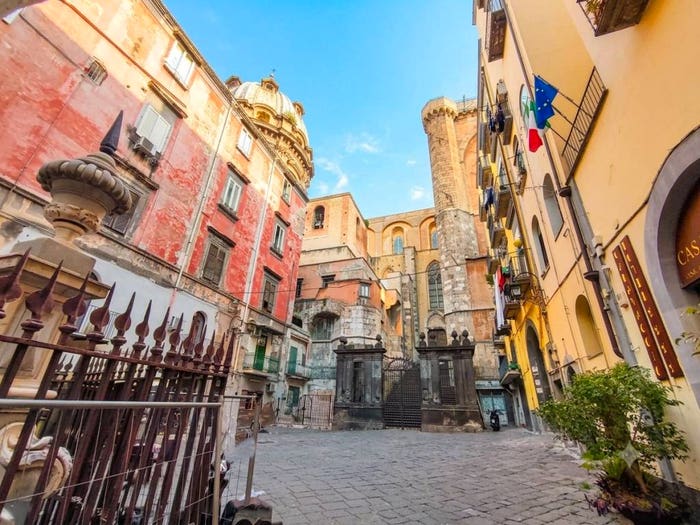 Appartamento con 5 locali in vendita in Piazza Cardinale Sisto Riario Sforza, Tribunali, Napoli