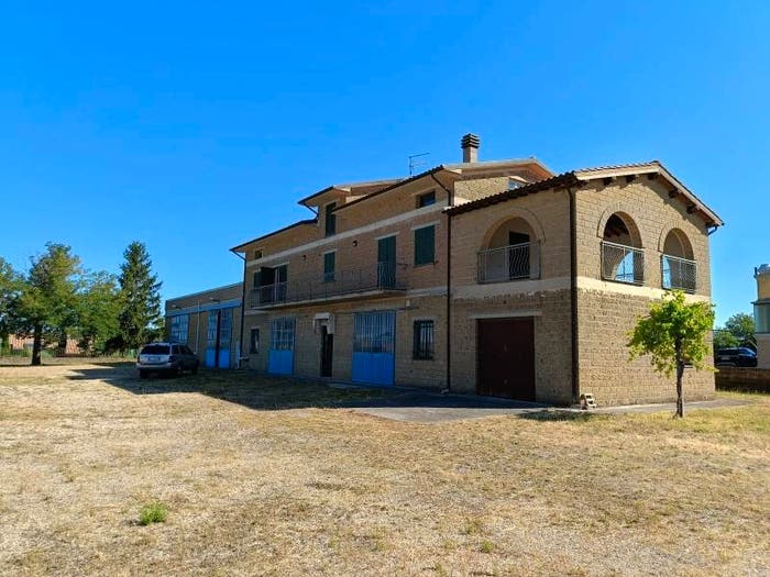 Casa con 6 locali in vendita in Centro, Parrano