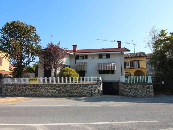 Casa con 6 locali in vendita in Piazza Novembre, Bastia Mondovì