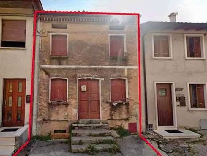 Appartamento con 6 locali in vendita in Via Romolo e Rodolfo Mazzacavallo, Centro, Cogollo del Cengio