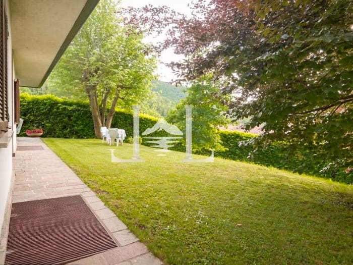 Casa con 6 locali in vendita in Lipomo