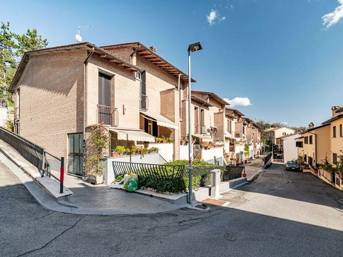 Casa con 5 locali in vendita in Viale Giovanni XXIII, Zona Nuova, Assisi