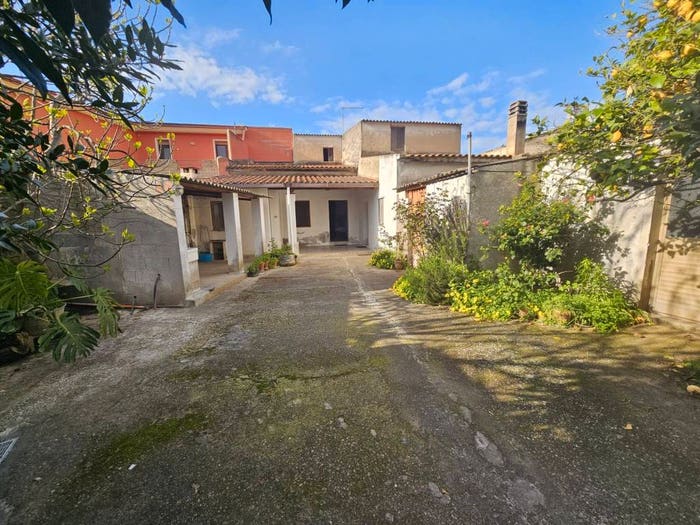 Casa con 5 locali in vendita in Decimoputzu