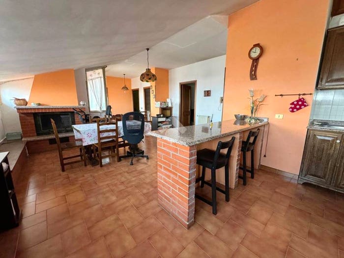 Appartamento quadrilocale in vendita in Via Circonvallazione, Centro, Colonna