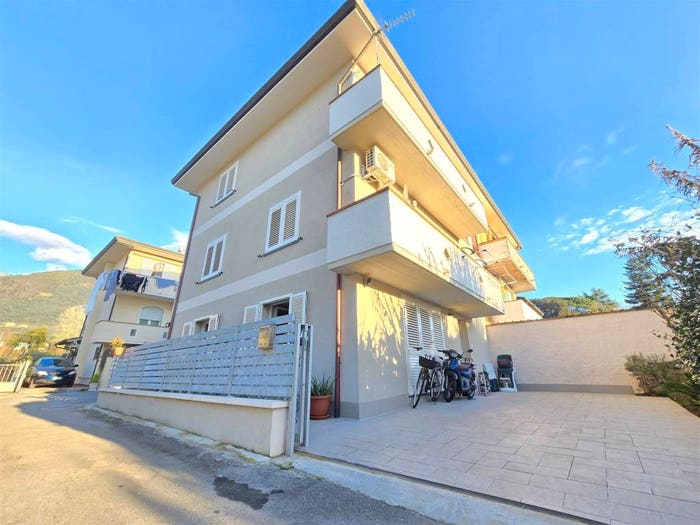 Casa con 6 locali in vendita in Camaiore Paese, Camaiore