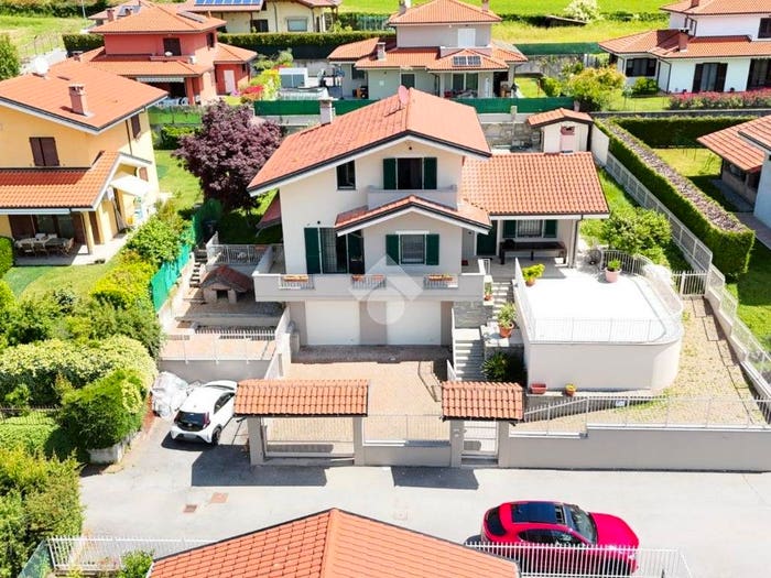 Casa con 6 locali in vendita in Via Rialetto, Bollengo