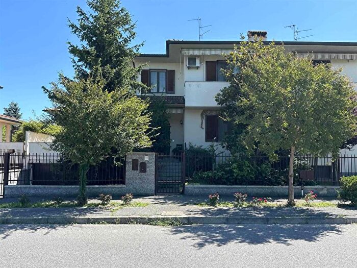 Casa con 6 locali in vendita in Via dei Fiori, Centro, Sant'Angelo Lodigiano