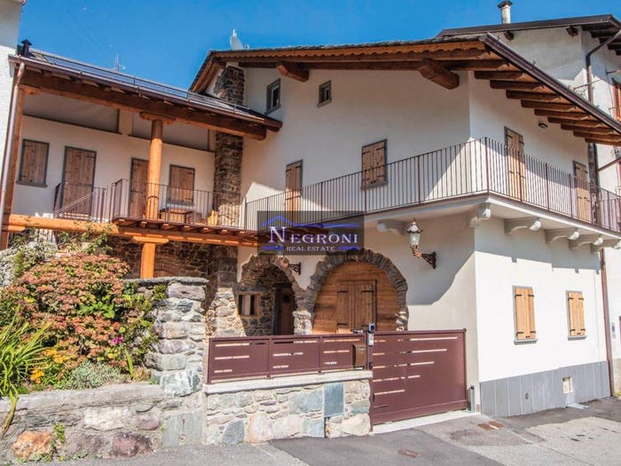 Appartamento con 6 locali in vendita in Via Bettuno Alto, Centro, Gromo