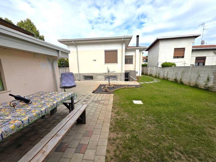 Casa quadrilocale in vendita in Via delle Scuole, Centro, Arconate