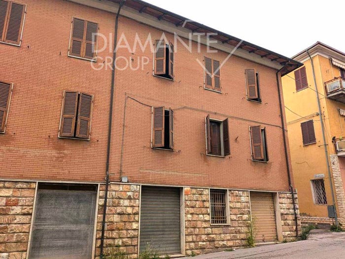 Casa con 6 locali in vendita in Pozzuolo, Castiglione del Lago