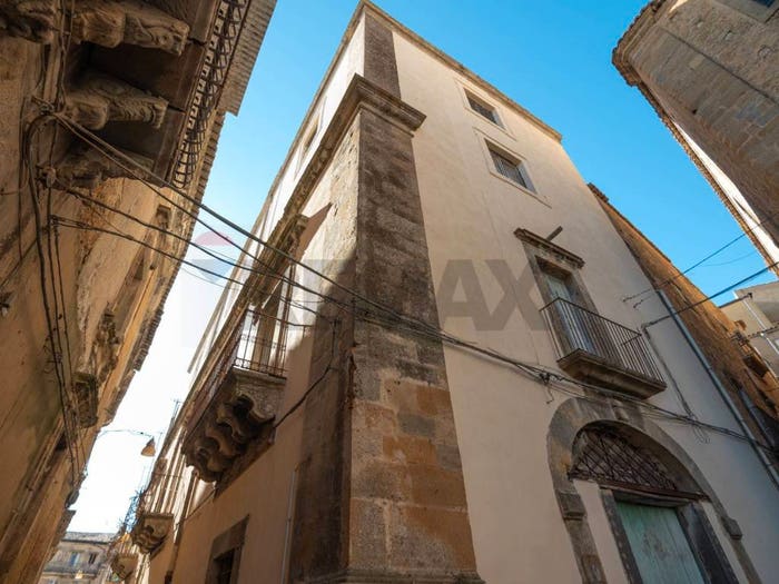 Casa con 6 locali in vendita in Via Santissimo Salvatore, Centro, Caltagirone
