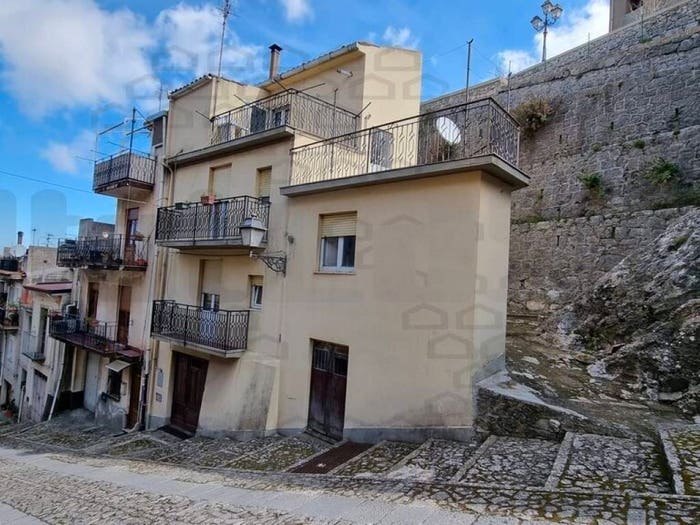 Casa trilocale in vendita in via luigi capuana, Novara di Sicilia