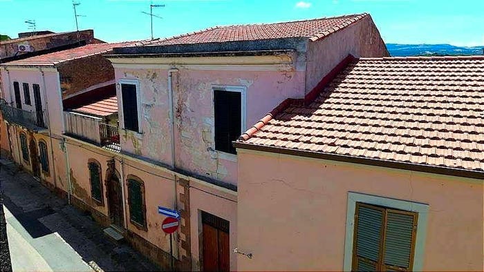 Casa con 6 locali in vendita in via Roma, Uri