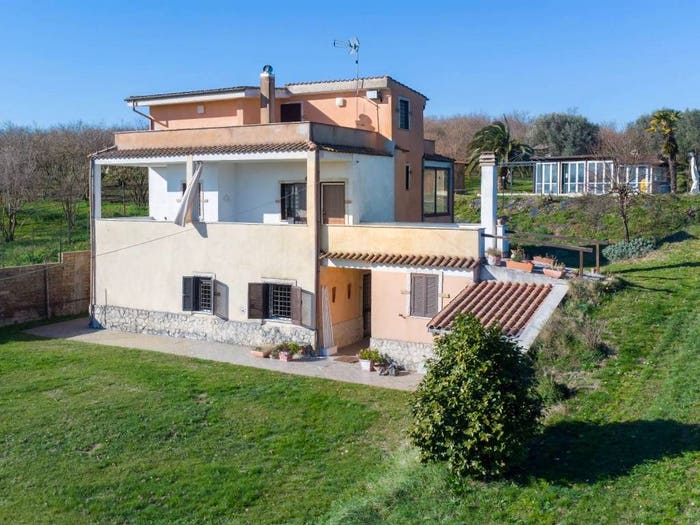 Casa con 6 locali in vendita in Strada Provinciale Caprolatta Secondo Tronco, Caprarola