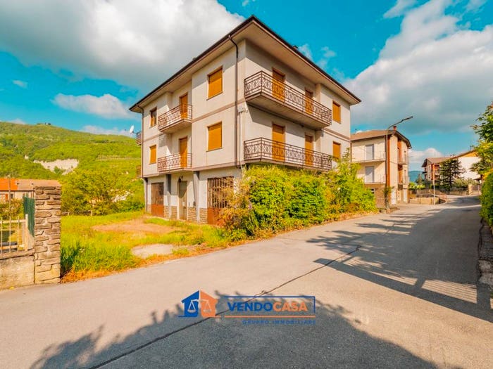 Casa con 6 locali in vendita in Via Divisione Cuneense, Monesiglio