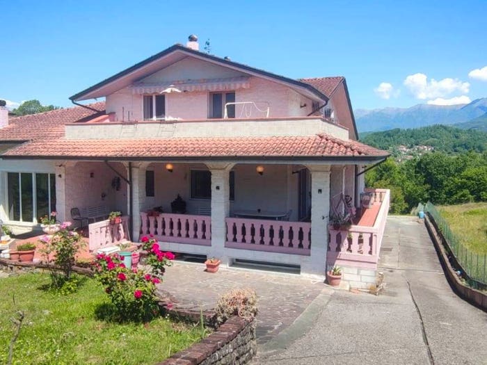 Casa con 6 locali in vendita in Licciana Nardi