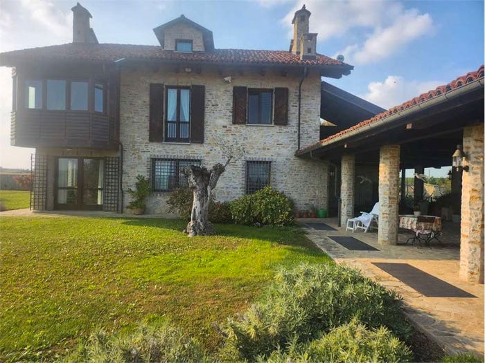Casa con 6 locali in vendita in Fossano