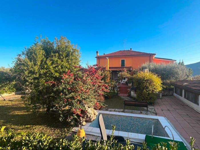 Casa con 6 locali in vendita in Via Giosuè Carducci, Centro, Albenga
