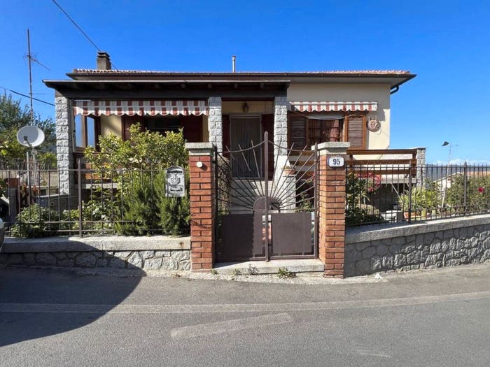 Appartamento quadrilocale in vendita in Via del Mare, San Piero In Campo, Campo nell'Elba
