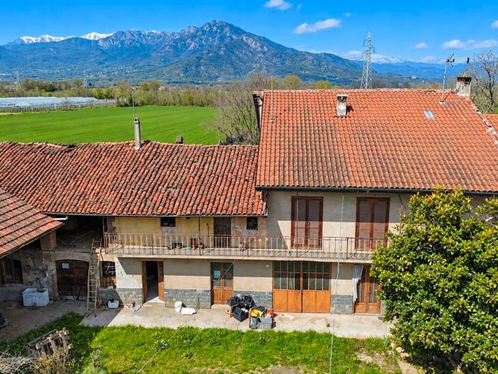 Casa con 6 locali in vendita in Borgata Crotti, Piscina