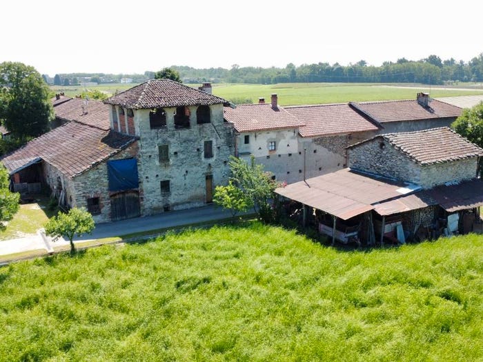 Casa con 6 locali in vendita in Via delle Basse, Osasco