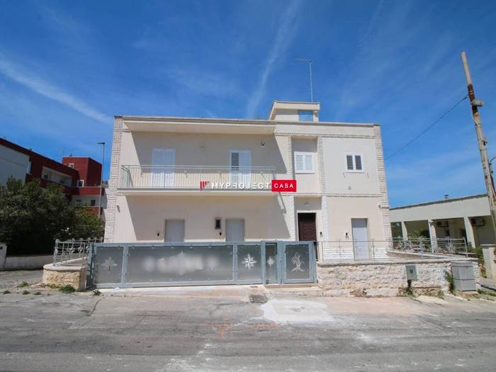 Casa con 6 locali in vendita in Via Caboto, Centro, Cisternino