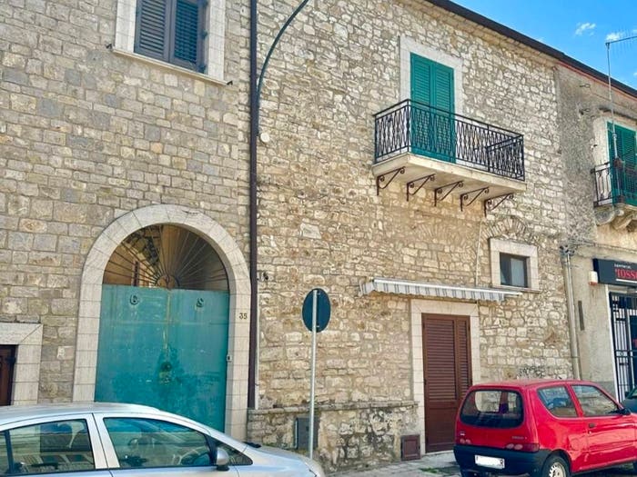 Casa con 6 locali in vendita in Via Francesco Crispi, Palazzo Adriano