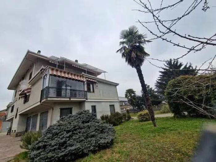 Casa con 6 locali in vendita in Via Stazione, Terzo