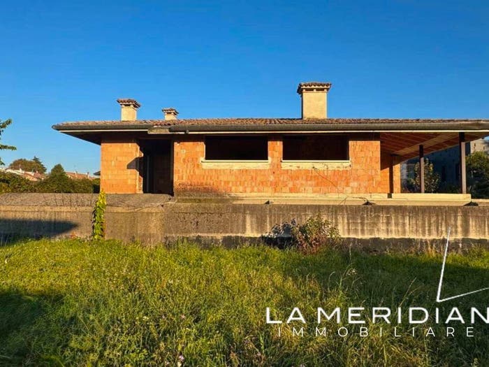 Casa con 6 locali in vendita in Via Montello, Centro, Montebelluna