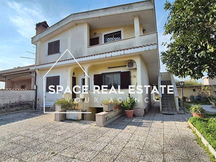 Appartamento con 6 locali in vendita in Via Mar di Bering, Torvaianica Alta, Pomezia