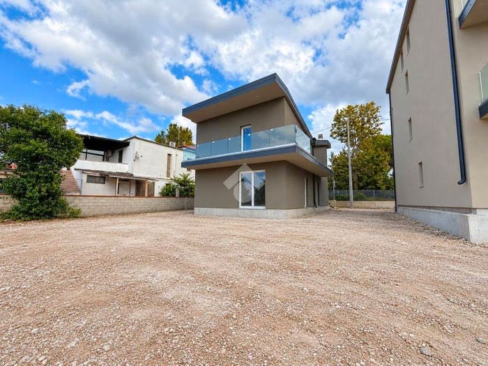 Casa quadrilocale in vendita in Viale unità d'italia, Chieti Scalo, Chieti