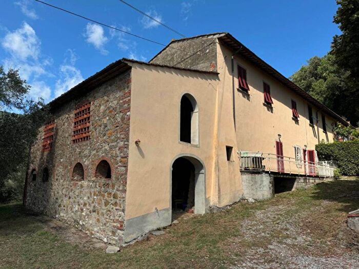 Casa con 6 locali in vendita in Via Castellina, Serravalle Pistoiese