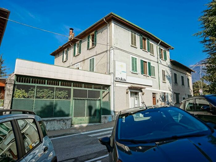 Casa con 6 locali in vendita in Tommaso Grossi, Centro, Mandello del Lario